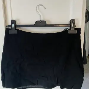 En svart mini kjol från H&m, den är knappt använd :) (ursäkta att den är så skrynklig) 💗 (Kunden betalar frakten)