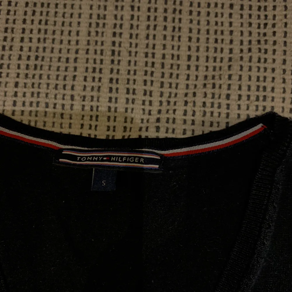 Tommy Hilfiger långärmad tröja i mörkblå i storlek S.. Tröjor & Koftor.