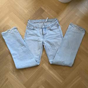 Superfina lågmidjade jeans från weekday. De har en liten fläck på ena låret (kan skicka bild på det privat)❤️ säljer ett par likadana i mörkblå, titta min profil. Kan sälja för paketpris om man köper båda!!💞💞nypris 590kr och midjemåttet är ca 34cm🩷