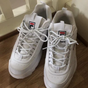 Fila skor  - Ett par nästintill oanvända fila skor. De har inga skador på sig och är rena och vita, men de saknar inlägget i skon men annars finns det inget som saknas. De är i storlek 45 till herr. Pris kan diskuteras.