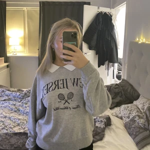 Sweatshirt  - Sweatshirt från bershka som alldrig har gått till användning 💕köpt i Spanien, priset kan diskuteras.