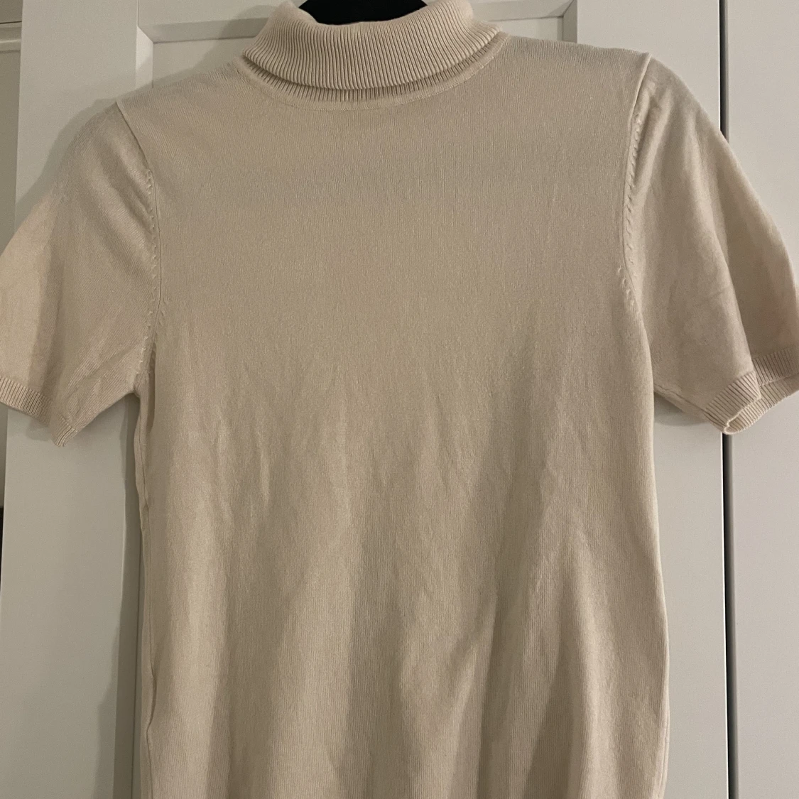Beige Stickad t-shirt från Mango - 90