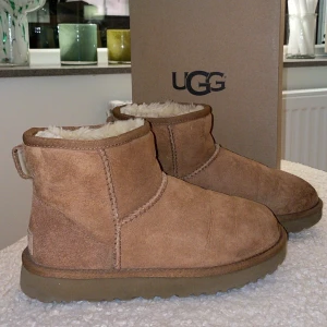 UGG Classic Mini Chestnut  - UGG Classic mini i färgen Chestnut💕 Använd fåtal gånger så i fint skick! Storlek: 37  Köparen står för frakt!