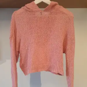 Stickad tröja / hoodie i rosa. Tunnare tyg och lite genomskinlig 