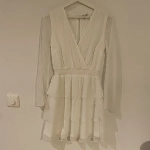 Vit klänning - Tänkt att vara studentklänning men använde en annan. Därför är den aldrig använd. 