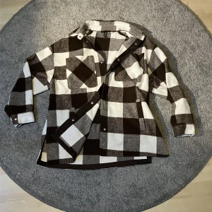 Rutig jacka  - Jag beställde jackan hoss HM i storlek S men tyckte den va större, jackan ska nog vara så men jag gillade inte passformen.  Jackan är använd några gånger men i bra skick!  Sommar/ vår jacka 