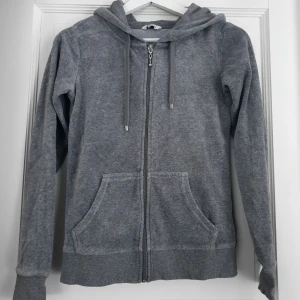 Kofta Gina Tricot  - Grå sammetskofta från Gina Tricot. Använd max 5 gånger, fint skick. Plagget tvättas och rollas innan jag fraktar iväg 📦 Går med på billigare paketpris vid köp av flera plagg.