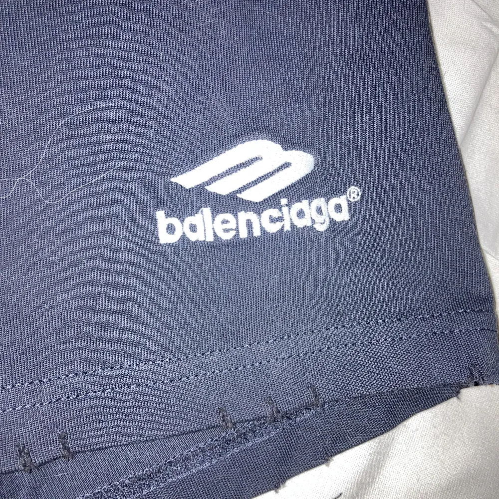 Balenciaga T- shirt med feta detaljer.  Använd två gånger  Sitter väldigt stort i storleken  R3p. T-shirts.
