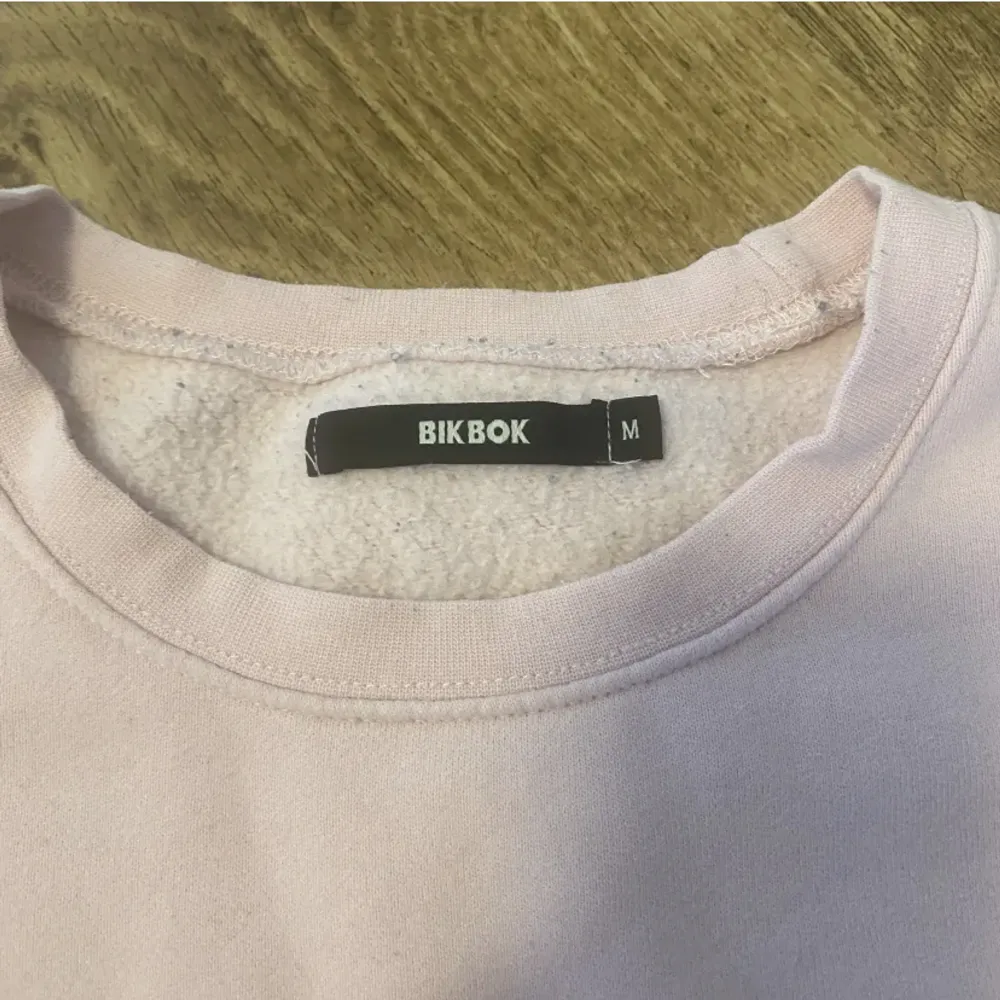 Rosa sweatshirt från bikbok i Stl M, färgen syns bäst på bild 1&2, använt skick dvs lite noppor. Tröjor & Koftor.