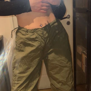 Parachute byxor från Lager 157 - Militärgröna parachute byxor från lager 157 i modell Britney Justerbar midja Ny pris: 200kr Aldrig använda