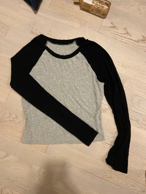 Bella swan tröja  - Jätte stretchig och skönt material. Köpt från shein. Inte tight i armarna och kan va en magtröja beroende på vilka jeans man har. Super astethic. Säljer för den kommer inte till användning. Använt 3 gånger ungefär.