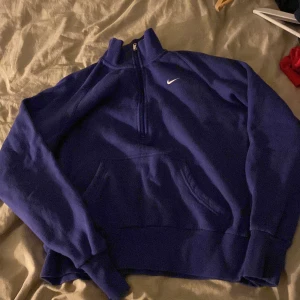 Nike lila zip up - Jätte fin lila zip up i storlek L men passar mäst m original pris 1100kr säljer för 60 för den är lite fläckig på magen men det syns knapp om man kollar direkt på den annars är den i perfekt skick 