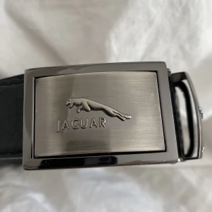 Jaguar skärp - Ett jättesnyggt svart Jaguar skärp som är ca 110cm lång🫶🏻