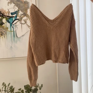 Stickad tröja  - Säljer denna beige stickade tröja i bra skick från RuteCircle. Storlek small. Säljer för att den inte får plats i garderoben. Köparen står för frakt💕