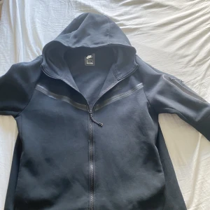 Svart tech fleece  - Inte använd ofta. Storlek L. Hör av dig om du har  frågor