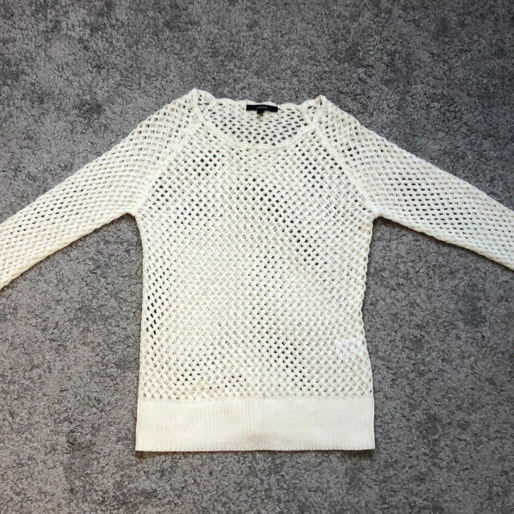 Vit hålstickad tröja från Lindex. Storlek S, men den är ganska tajt i ärmarna så skulle säga S/XS. . Stickat.