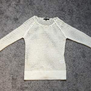 Vit hålstickad tröja från Lindex. Storlek S, men den är ganska tajt i ärmarna så skulle säga S/XS. 