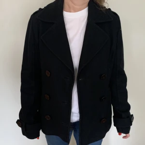 Sommarjacka - Supersnygg kappa/sommarjacka!💗 Säljer för att jag har fått för många jackor⭐️Den är i mycket bra skick och syns inte att den har blivit använd ett fåtal gånger. Perfekt för den kyliga sommarkvällen! Skriv om ni har frågor!💞