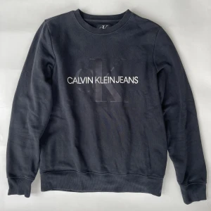 Calvin Klein sweatshirt  - Fin Calvin Klein sweatshirt i jättebra skick, endast använd ett fåtal gånger. Nypris är 800kr. Den passar S. Kontakta gärna vid frågor eller intresse.🩷