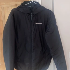 Peakperformance jacka - Svart peak jacka Priset är inte hugget i Sten! Så kom med ett eget pris om det är så!