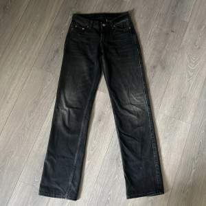 Jag säljer mina weekday jeans i modellen low Arrow i färgen Noir Black då de inte kommer till användning längre. För referens är jag ca 166cm och de är lite långa på mig.🥰skriv om ni vill ha mer information om byxorna eller bild på, jag står för frakten.🥰