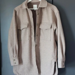 Vårjacka - Basic tunn vårjacka, jag köpte en ny så behöver inte längre denna. Mycket använd så har blivit lite nopprig. Oversize modell, på jackan står storlek xs, men jag har använt den som normal (storlek M) och den passar bra på mig.