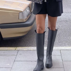 Stövlar  - Säljer dessa stövlar då de tyvärr inte passar mig. De är bara använda vid ett tillfälle så skicket är mycket bra. Kan skicka spårbart och köper står då för frakten. Första bilden är inte min :)