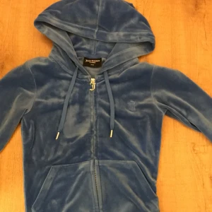 Juicy kofta - Säljer denna fina koftan efter som jag inte använder den så mkt den är i bra skick och använt 2 gånger skriv för fler bilder❤️