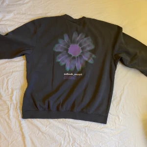 Sweatshirt med tryck - Sweatshirt med snyggt tryck, Använd fåtal gånger och är bra skick!