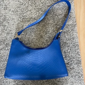 Väska - Skriv om du är intresserad så kan vi diskutera pris, frakt och så vidare😊 Bara att skriva om du vill ha fler bilder 