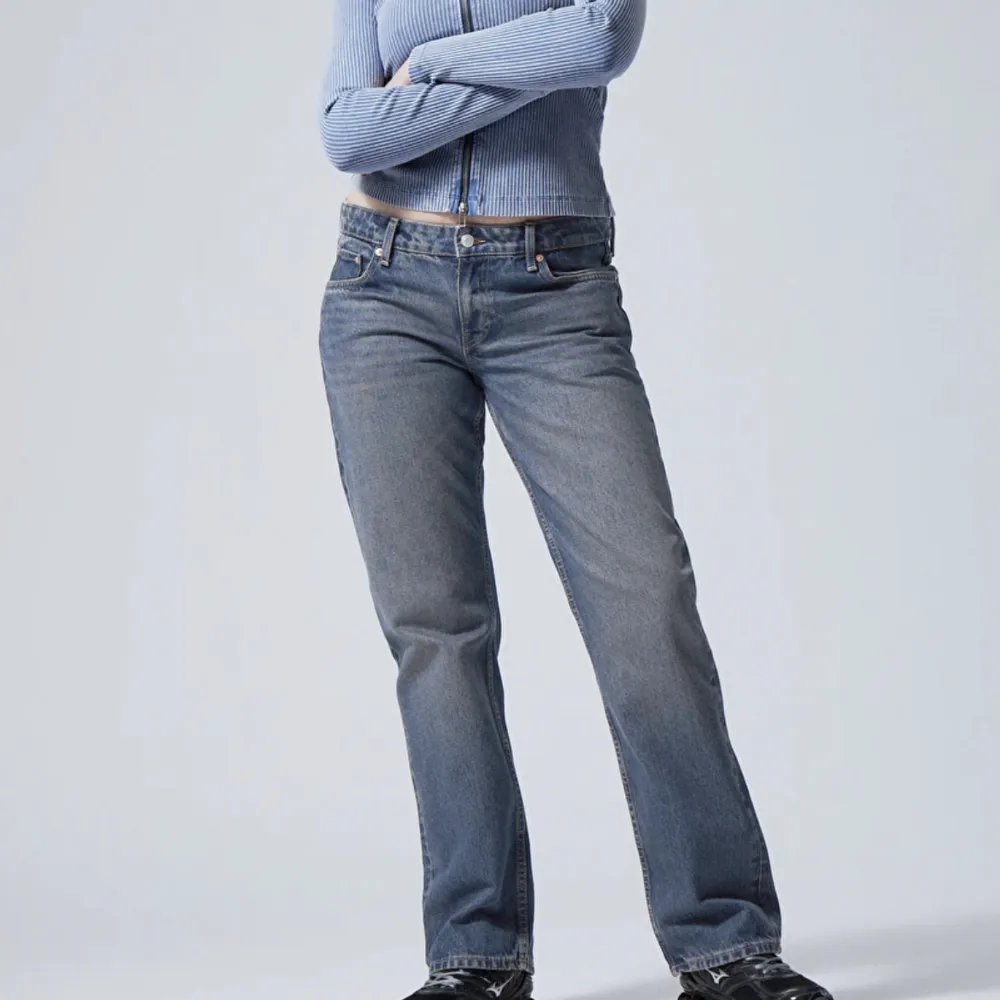 Jättesnygga lågmidjade jeans från Weekday! Använda fåtal gånger, säljer pågrund av att jag inte använder dom längre💗köparen står för frakten. Jeans & Byxor.