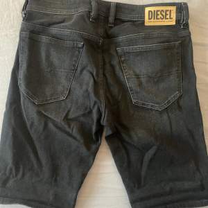 Säljer min killes diesel shorts, aldrig använda, som nya.