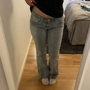 Tommy hilfiger Jeans  - Lågmidjade tommy hilfiger jeans i storlek 34/36. Dem är använda några gånger och har inga slitningar som inte ska vara där då det är en sliten stil på jeansen💗 Kom privat vid intresse ! 