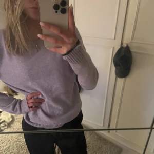 Lila stickad från vila  - Supersöt och såsåså himla skönt material!!! Kommer bara inte till användning tyvärr.. strl xs 