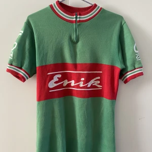 Cykeltröja - Oanvänd (begagnad) cykeltröja av märke Renato. Superbra skick, jätteskönt tyg. Strl M