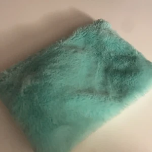 Necessär  - En ljusblå/turkos necessär har ändvänt den få gånger. I bra skick  förutom att bandet till den lila fluff bollen är lite utdragen. Men har inte trillat av som man kan se på en av bilderna🌸☺️