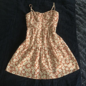 Klänning - Jättevacker klänning med blommor på perfekt till sommaren!☀️💋Slutar strax innan knäna för mig som är 163 cm❤️