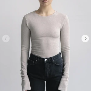 Adsgn tröja - Säljer denna långärmade topp från adsgn☺️färgen heter creme och den är i strl m men liten i storlek och passar mig som brukar ha xs-s, så skulle säga xs-m. Använd några få gånger så i bra skick. Köpt för 500💕