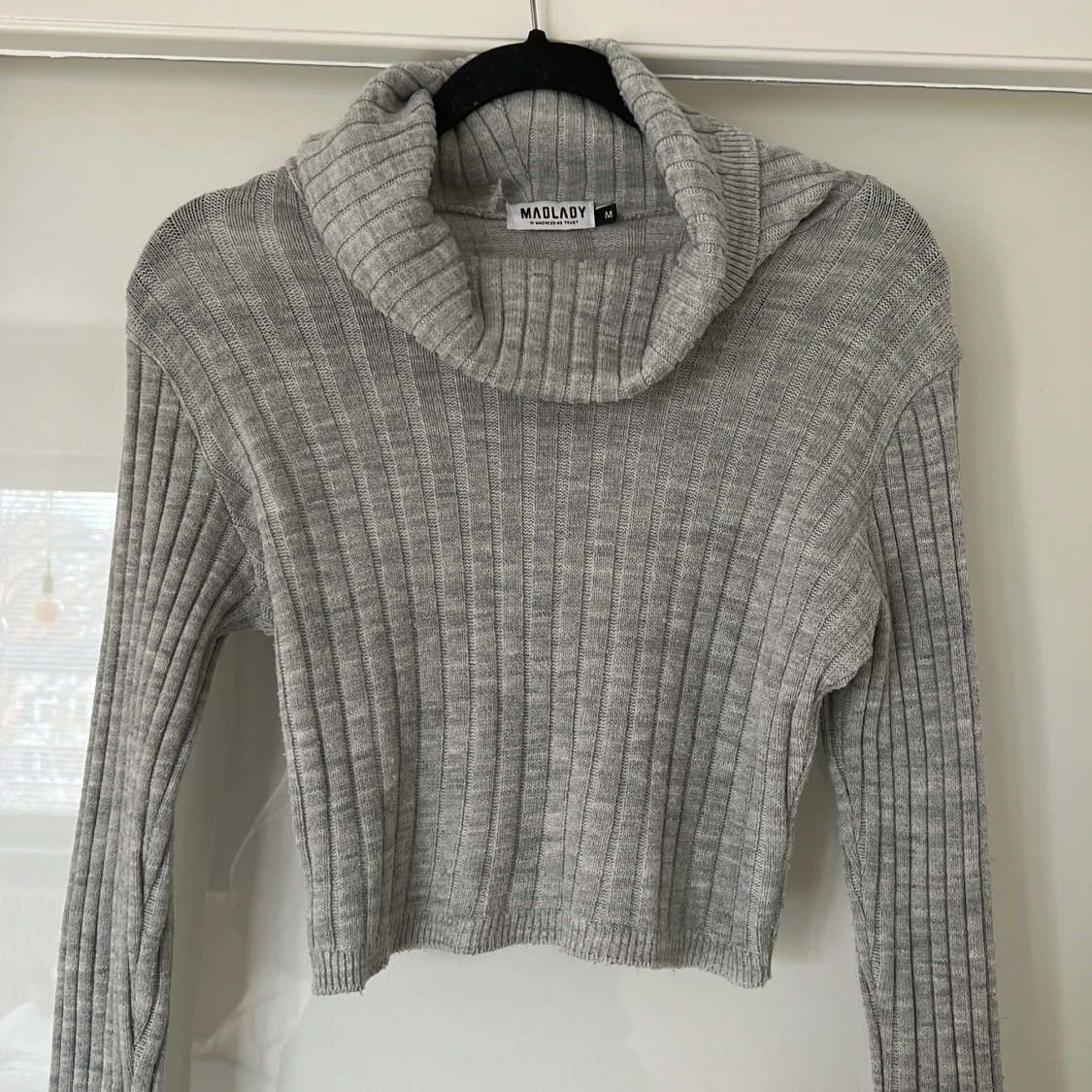 Stickad croppad tröja 