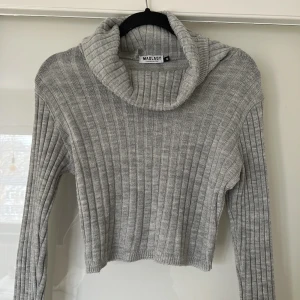 Stickad croppad tröja  - Croppad stickad tröja från Madlady i strl M.  Framhäver ens former fint! 😍