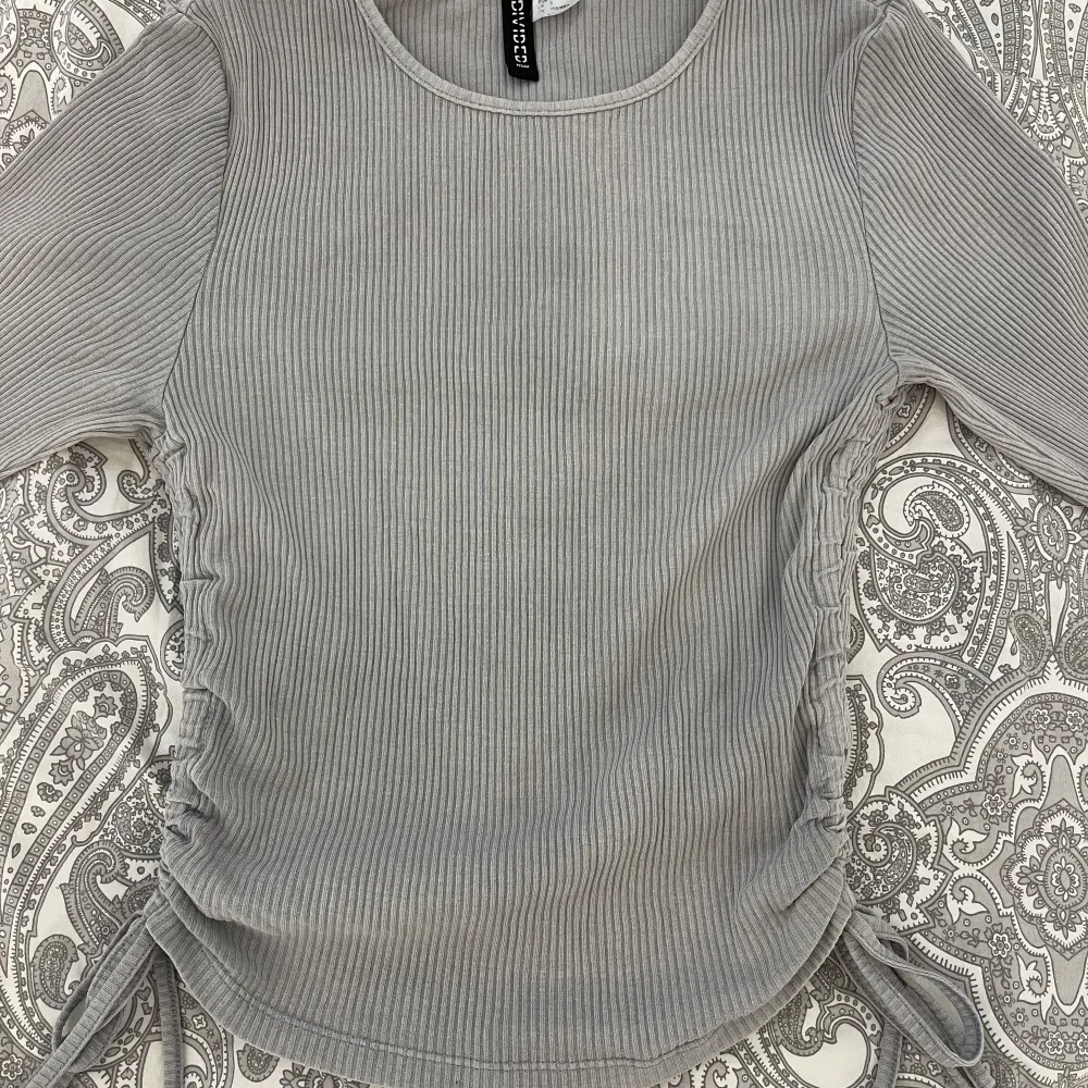Säljer denna gråa fina tröjan från Hm i stl s, har använt ett antal gånger men är trots det i fint skick . Toppar.