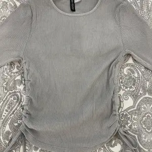 Säljer denna gråa fina tröjan från Hm i stl s, har använt ett antal gånger men är trots det i fint skick 