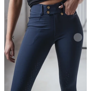 Ridbyxor Pomme - Säljer mina mörkblå ridbyxor från We are pomme. Dem är i fint skick, inte slitna! Dem är i stl M men är rätt små i stl så passar S 💙Nypris 1.100kr men säljer för 600