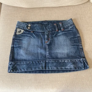 Jeanskjol  - Kort jeanskjol från lois i storlek W27🥰 Jättebra skick!