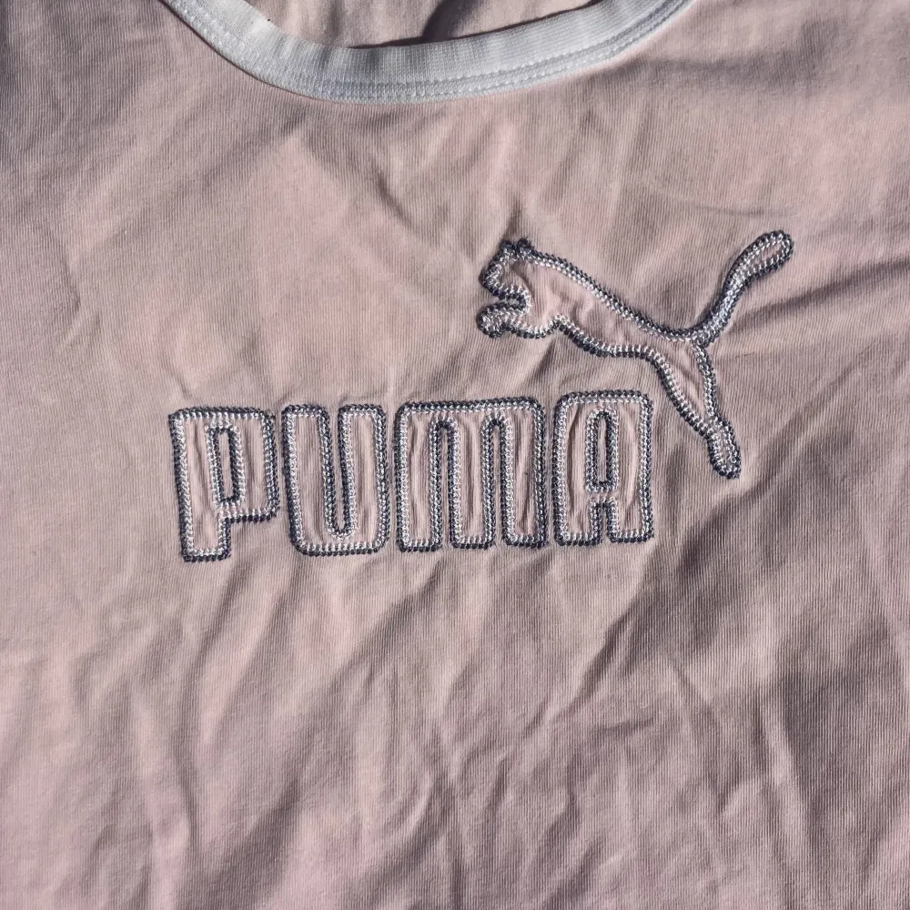 T shirt med Puma brodering Står XL men skulle säga M så jag själv är S-M och den sitter bra.. T-shirts.