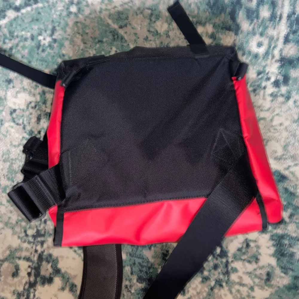 Riktigt nice north face slingbag, perfekt för vandring eller vardags användning, rymlig och vatten resistans väska.. Väskor.