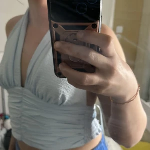 Topp - Den är blå och jätte söt men jag är nog lite osäker med den när jag har den men jätte söt svårt och få tag på men jag passar inte i den så jag låter någon annan köpa den😄