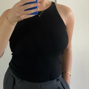 Svart linne - Ribbat svart linne från H&M, strl S. Inte croppat! 🖤 30kr + frakt🦋