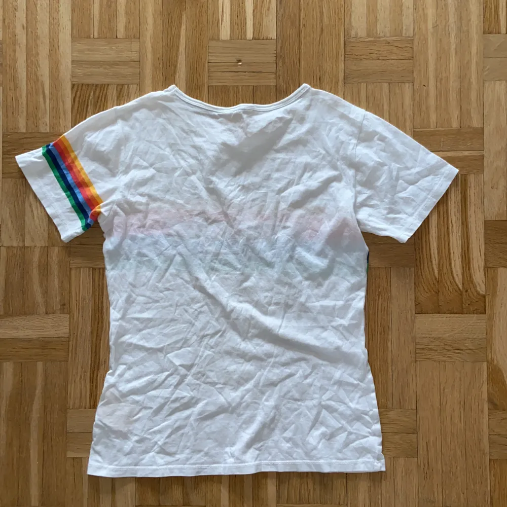 Vit t-shirt med regnbågsrand. Använd några gånger. Den är XS men funkar även som S. T-shirts.