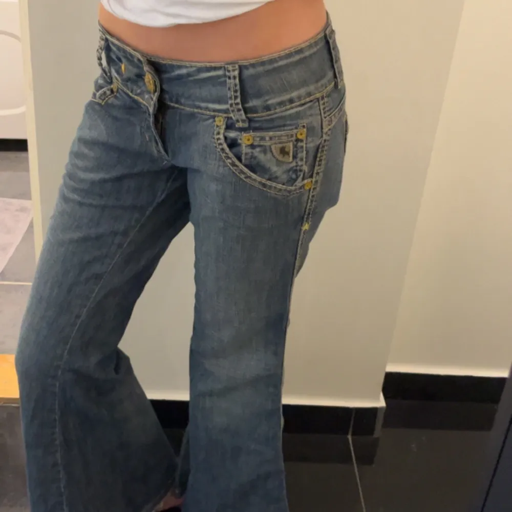 så söta o unika jeans som e både bootcut och lowrise men tyvärr var för korta för mig som är 170😢😢 de har pyttesmå trådar längst ner på ena benet men absolut inget man tänker på💗  mått: midja 37cm o innerbenslängd 72cm🫶. Jeans & Byxor.